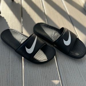 [RARE & DISCONTINUED $201 OG PRICE] NIKE Benassi Swoosh Slides - ‘Black White’